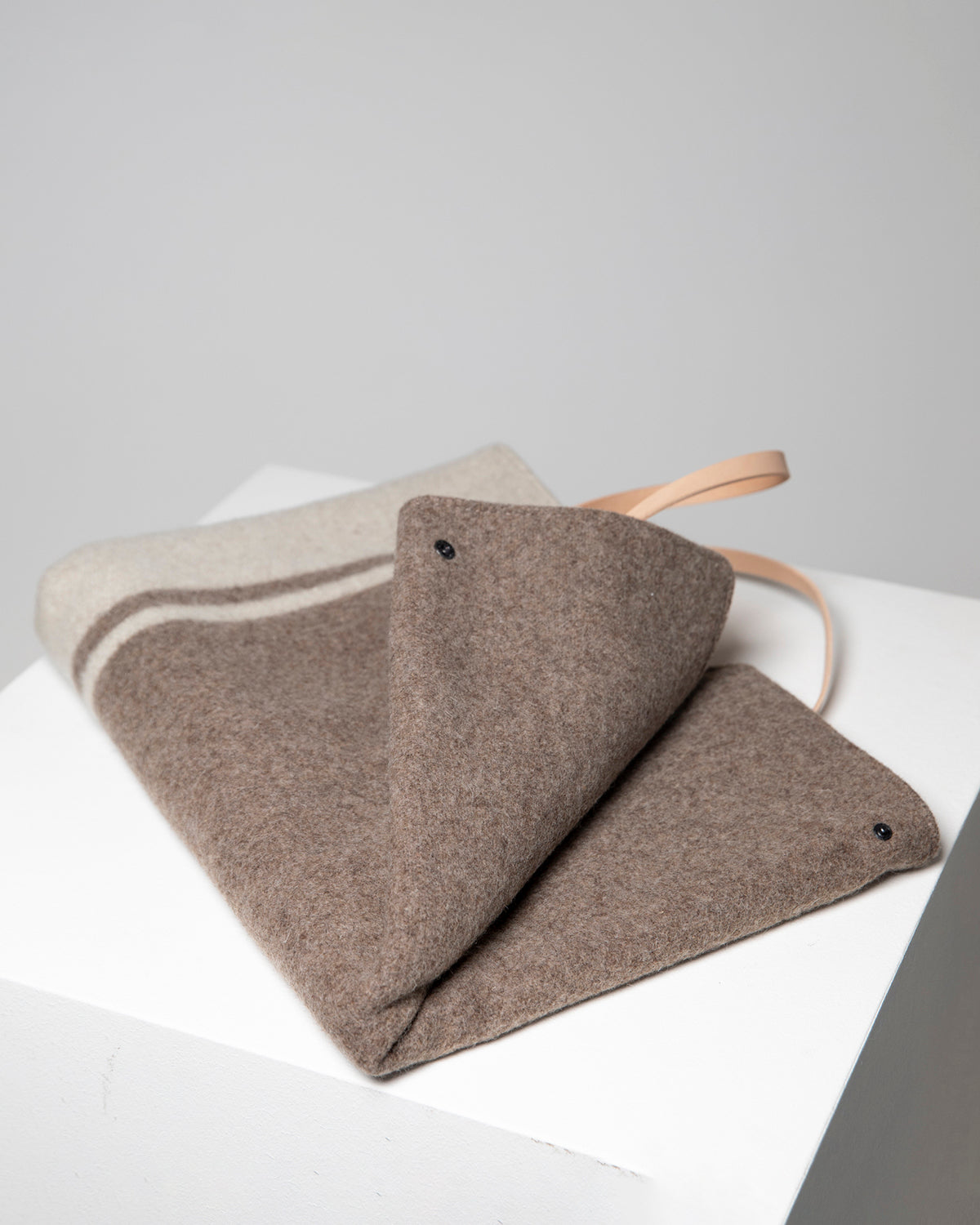 STEVE RECYCLED WOOL TRAVEL MAT | מזרן טיולים לכלב