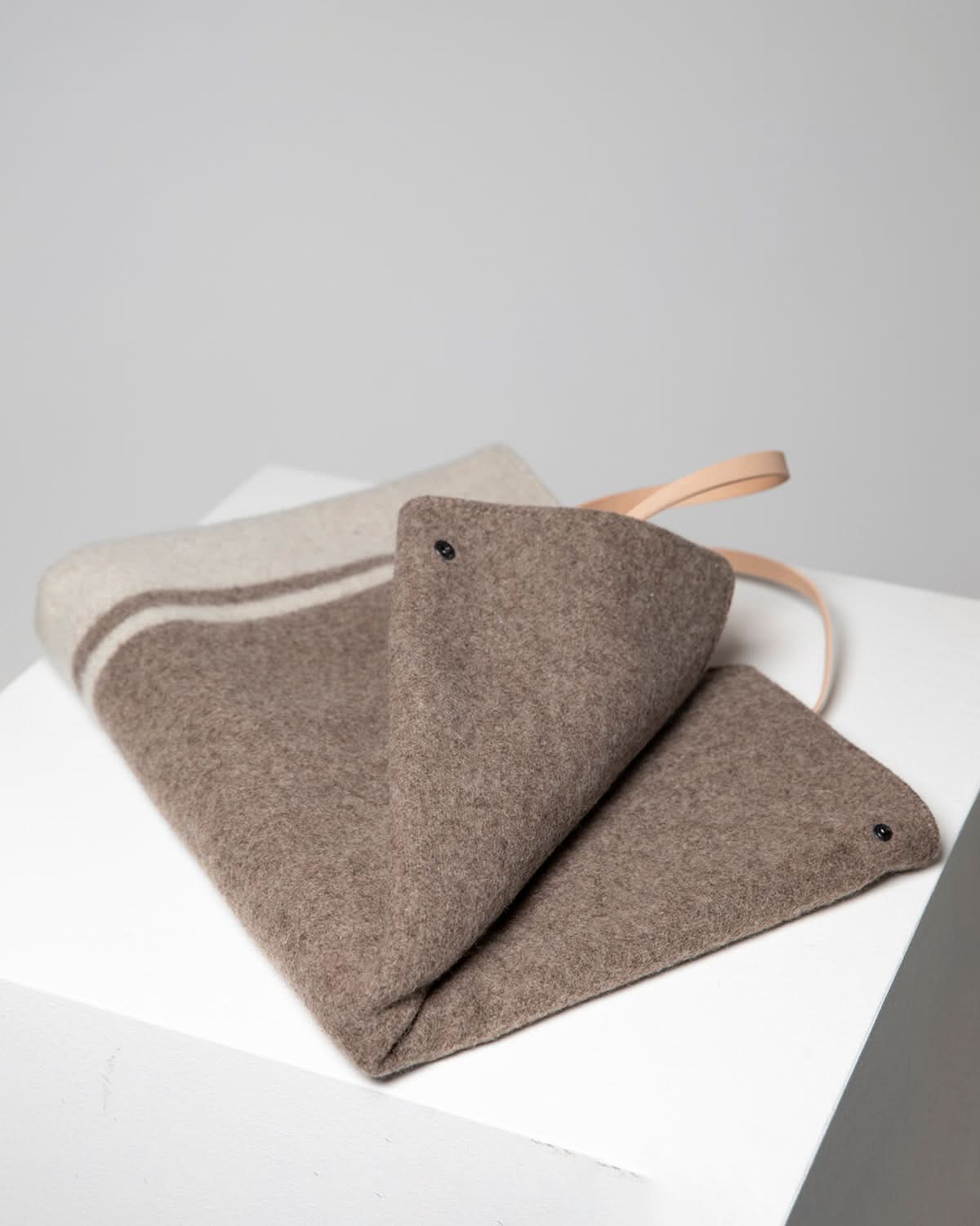 STEVE RECYCLED WOOL TRAVEL MAT | מזרן טיולים לכלב