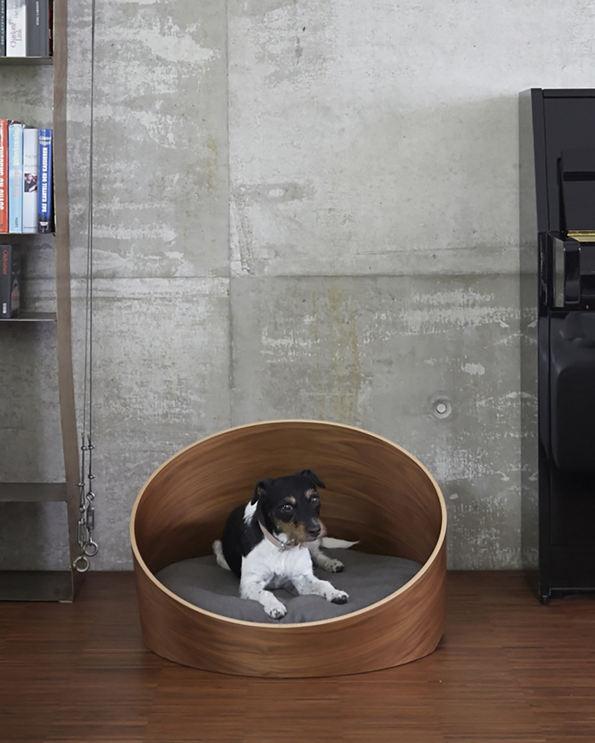 מיטת עץ לכלב