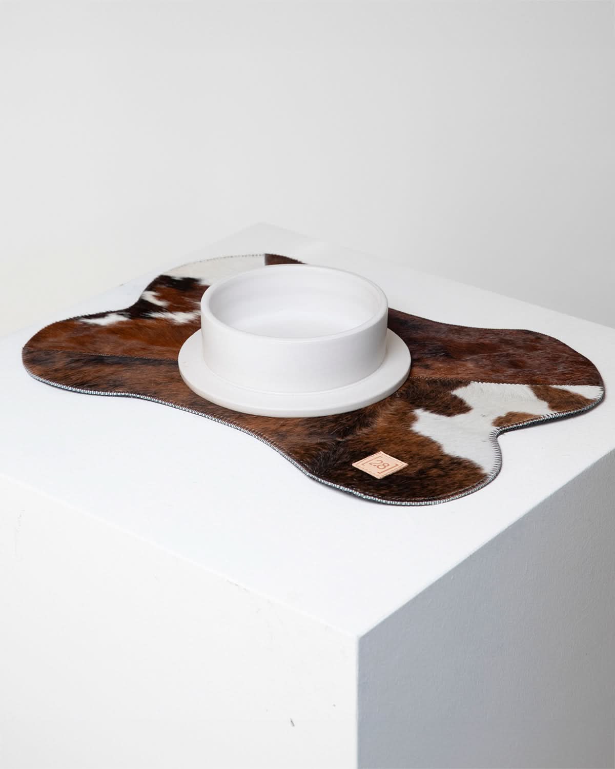 פלייסמט מעוצב לקערות לכלב ולחתול | BRUCE COWHIDE PLACEMAT