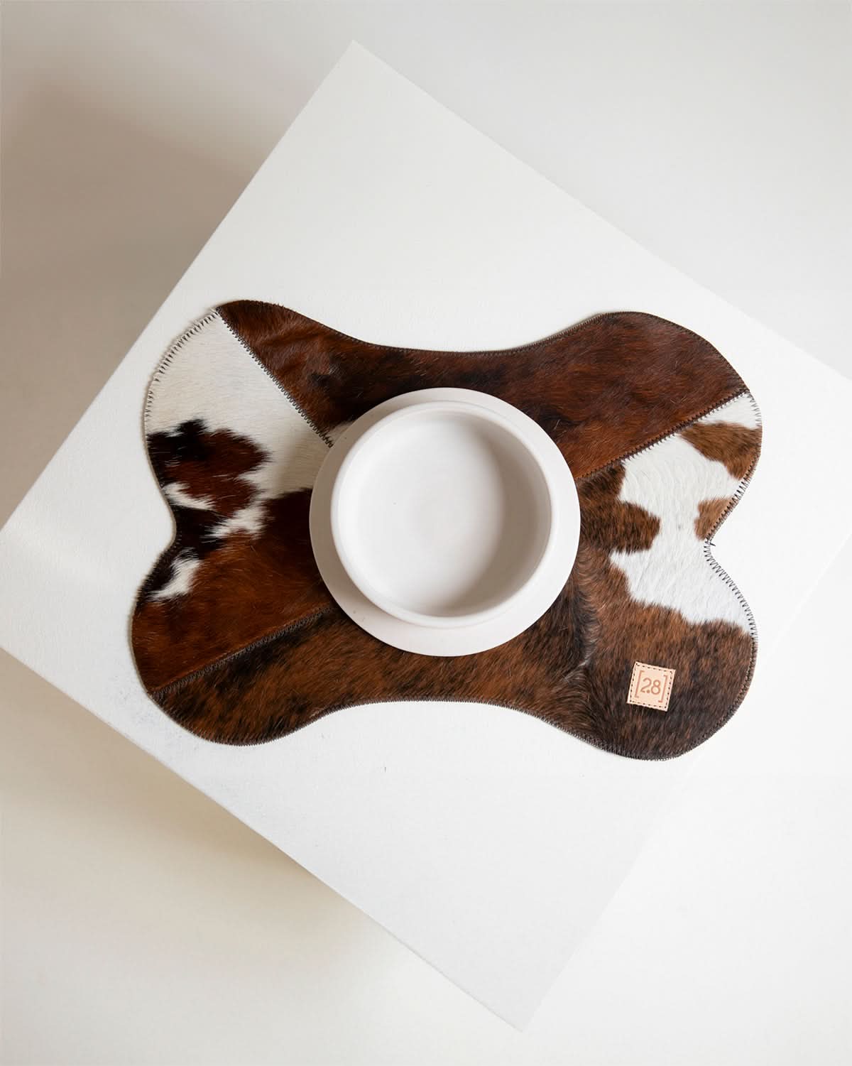 BRUCE COWHIDE PLACEMAT | פלייסמט לקערות לכלב ולחתול
