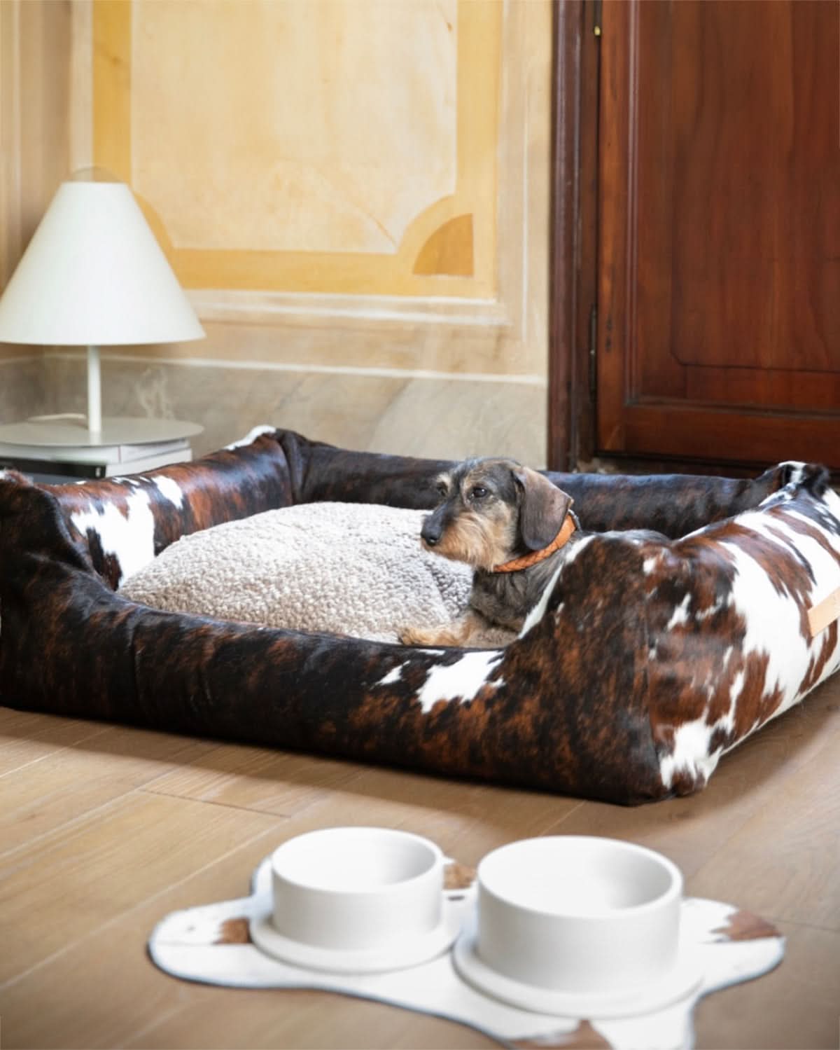 BRUCE COWHIDE PLACEMAT | פלייסמט לקערות לכלב ולחתול