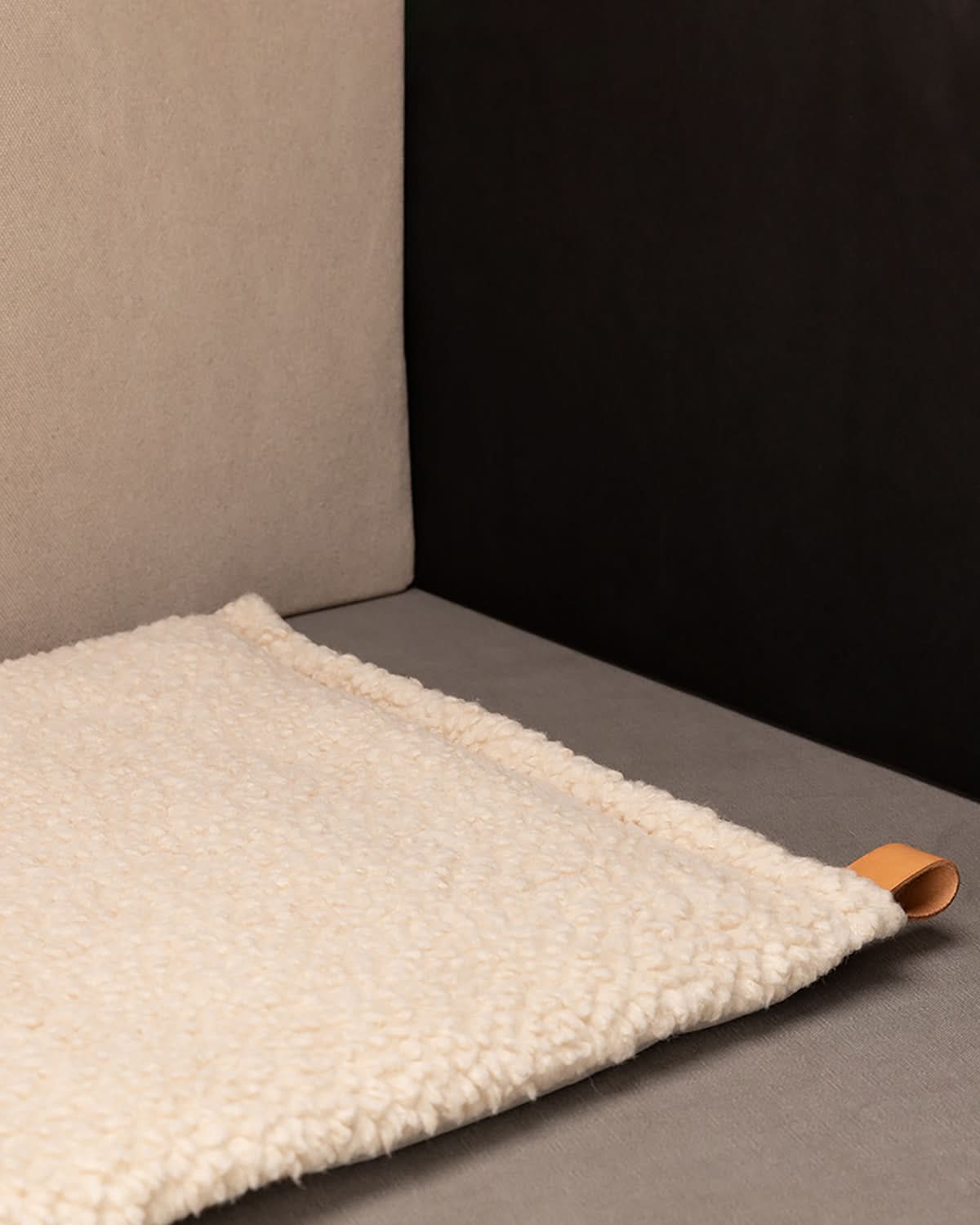 RICHARD SLIM DOG CUSHION | כרית לכלב