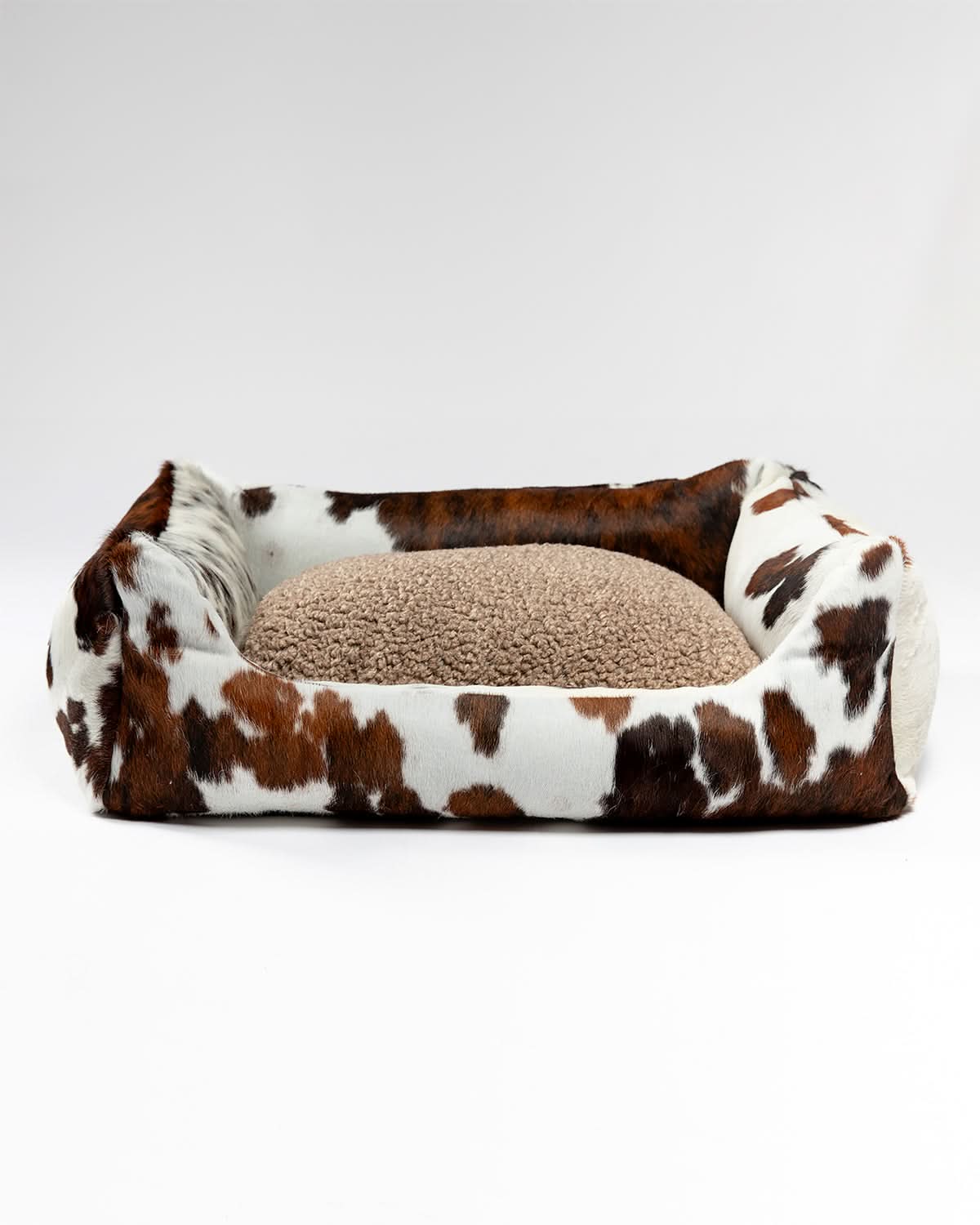 HENRI COWHIDE DOG BED | מיטה לכלב