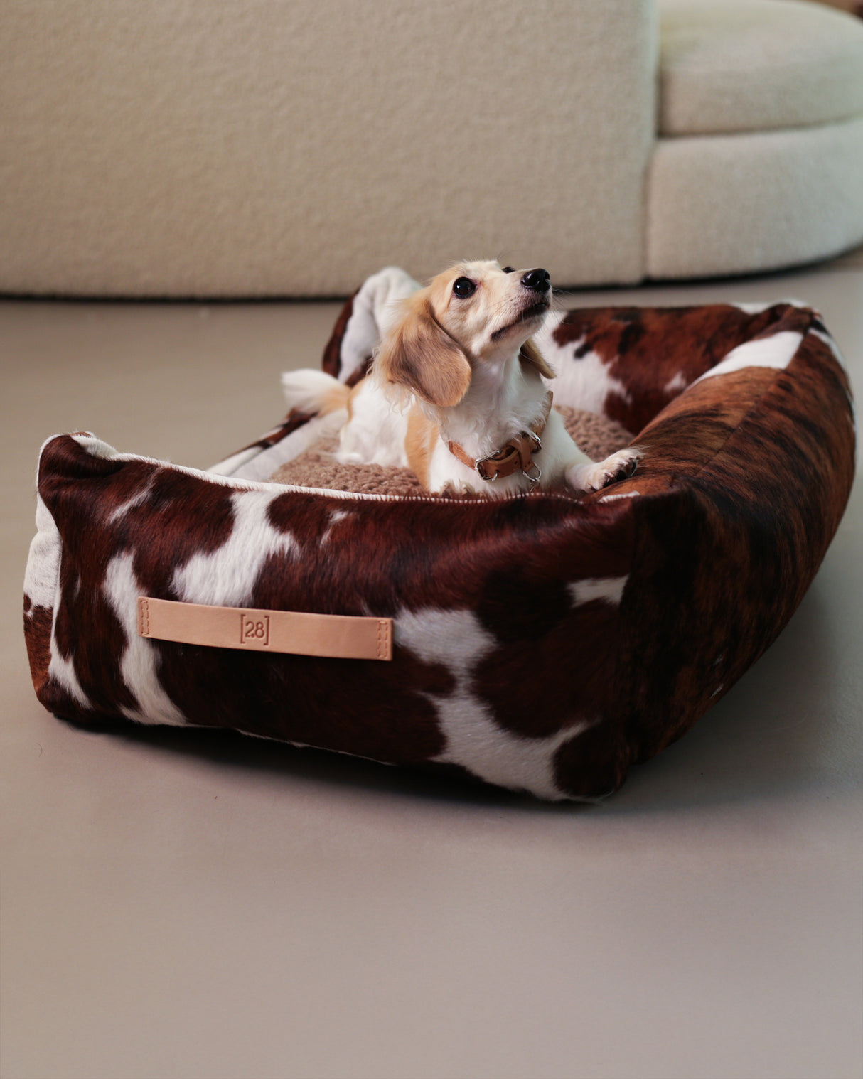 HENRI COWHIDE DOG BED | מיטה לכלב