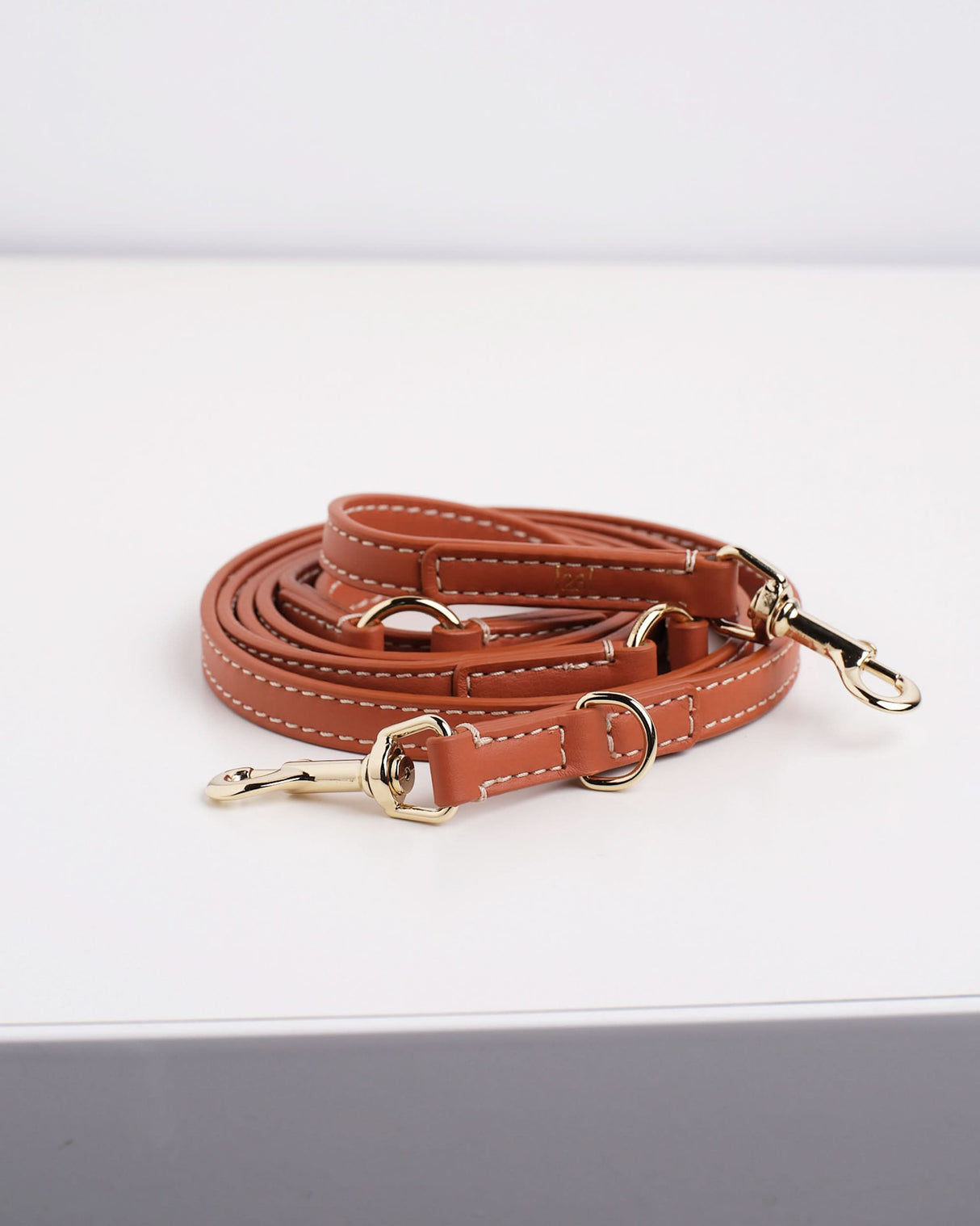 GABRIELE FREE-HANDS LONG LEATHER DOG LEASH | רצועת עור ארוכה ומתכווננת לכלבים
