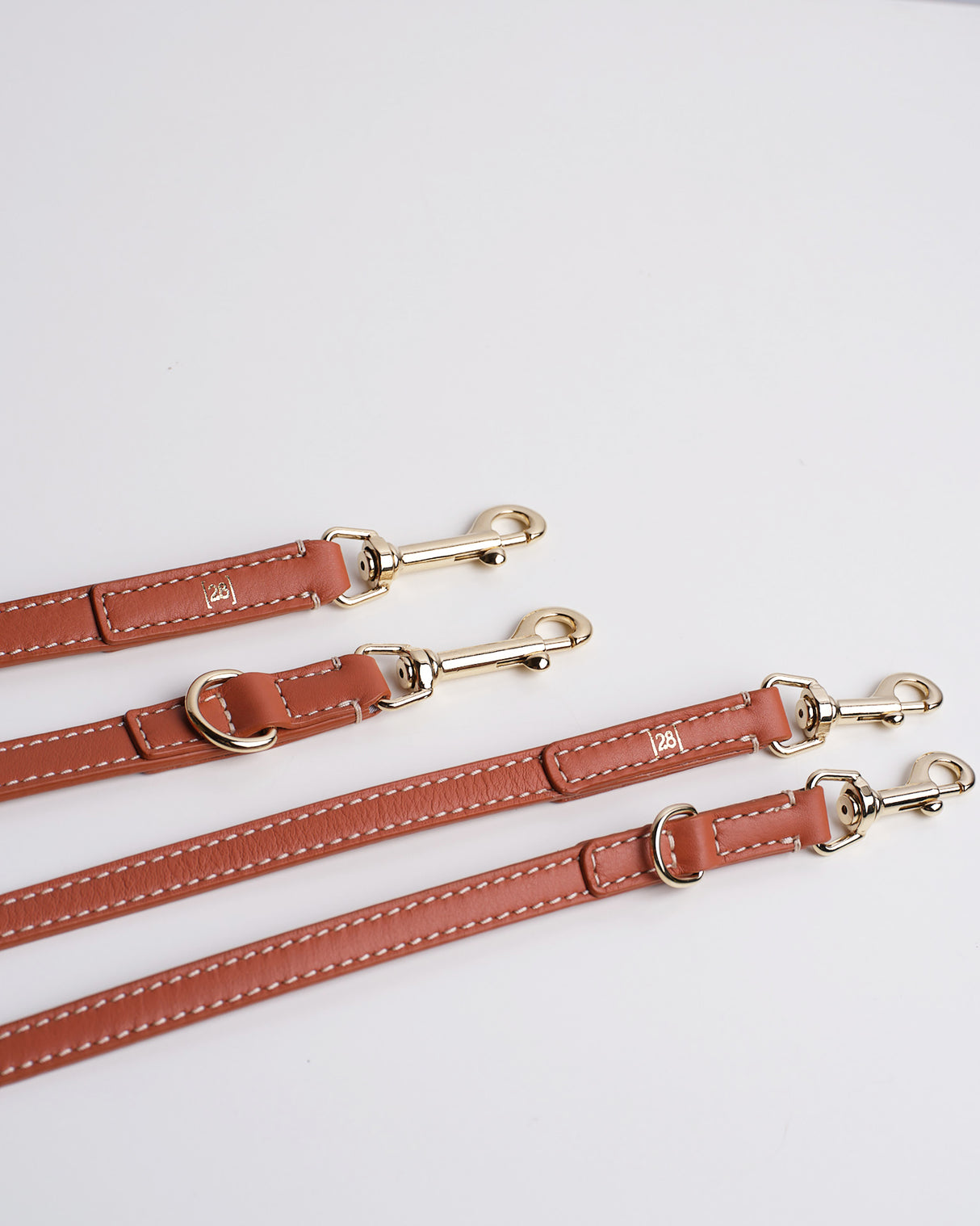 GABRIELE FREE-HANDS LONG LEATHER DOG LEAD | רצועת עור ארוכה ומתכווננת לכלבים