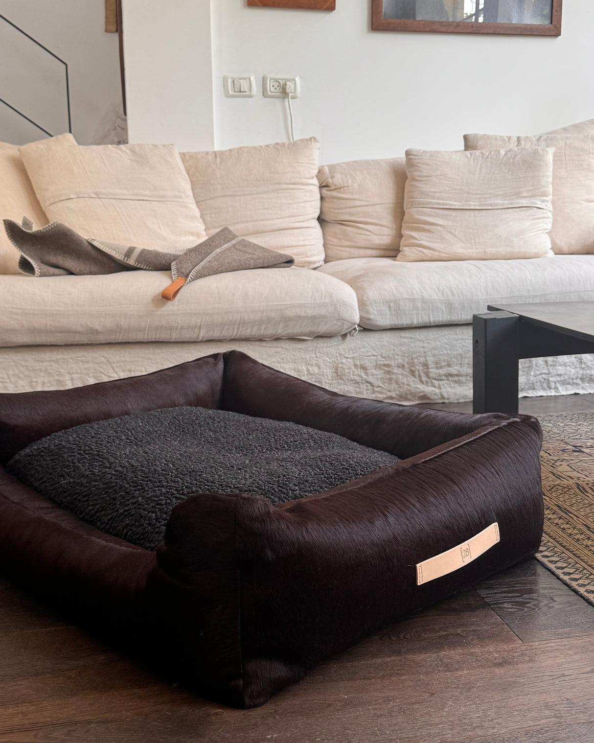 HENRI DARK COWHIDE BED | מיטה לכלב