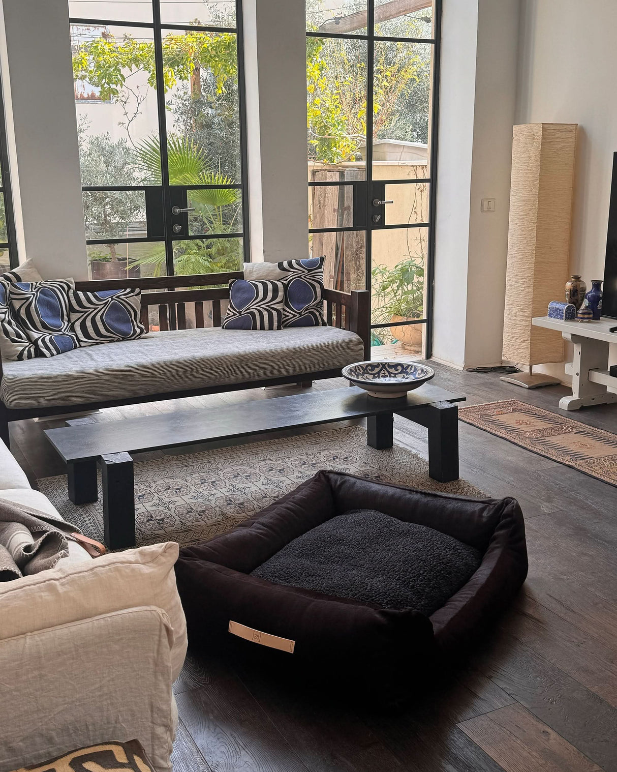 HENRI DARK COWHIDE DOG BED | מיטה לכלב