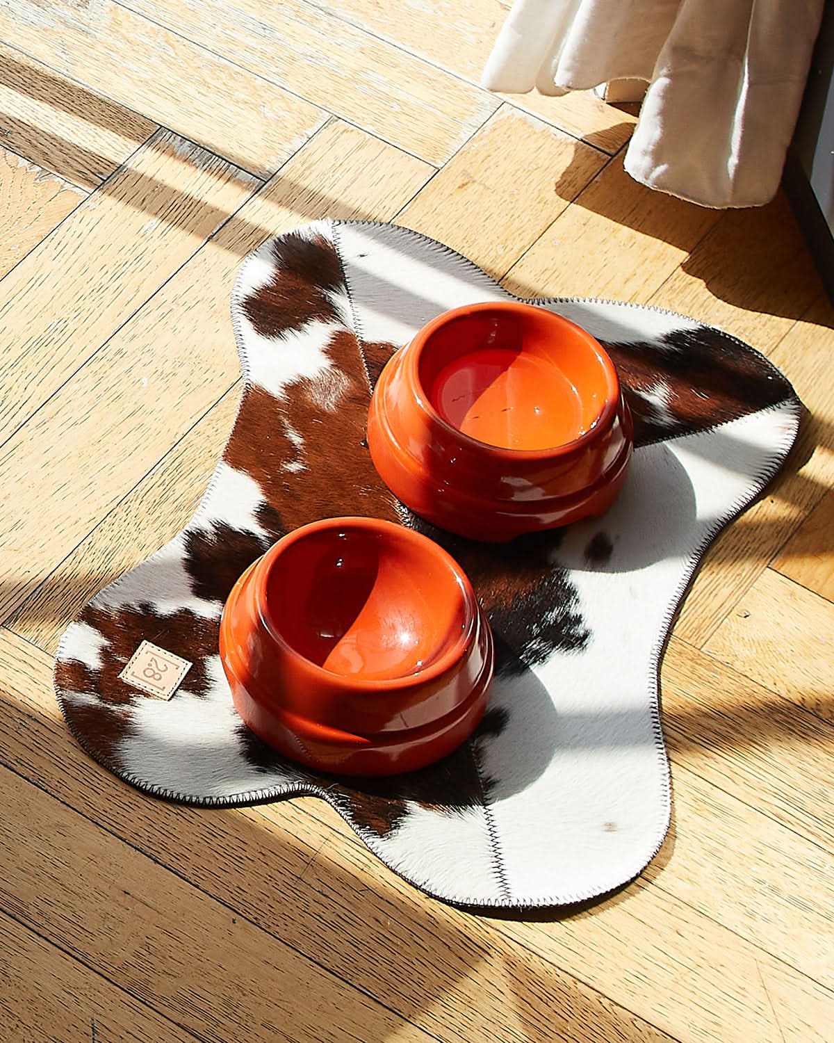 BRUCE COWHIDE PLACEMAT | פלייסמט לקערות לכלב ולחתול