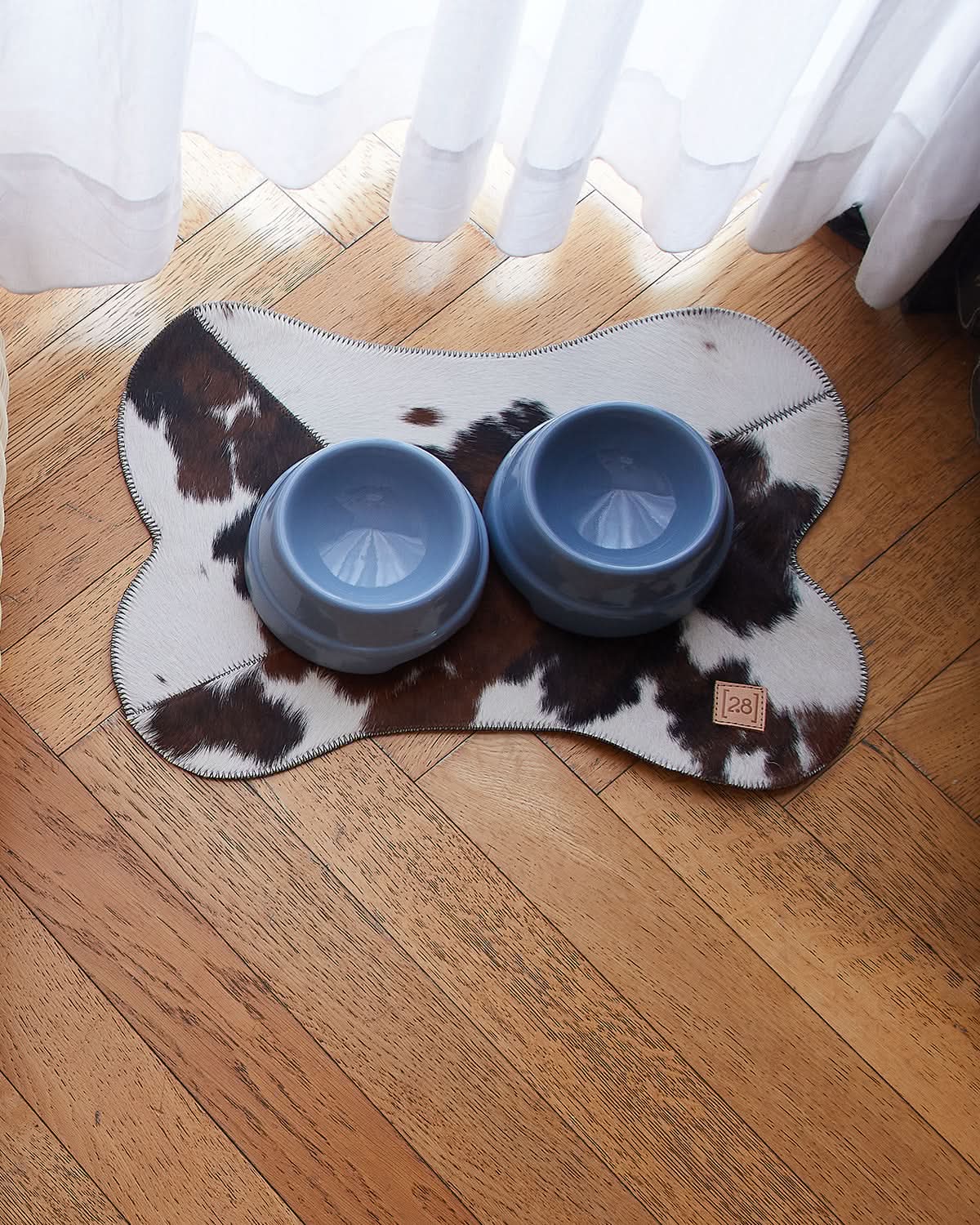 BRUCE COWHIDE PLACEMAT | פלייסמט לקערות לכלב ולחתול