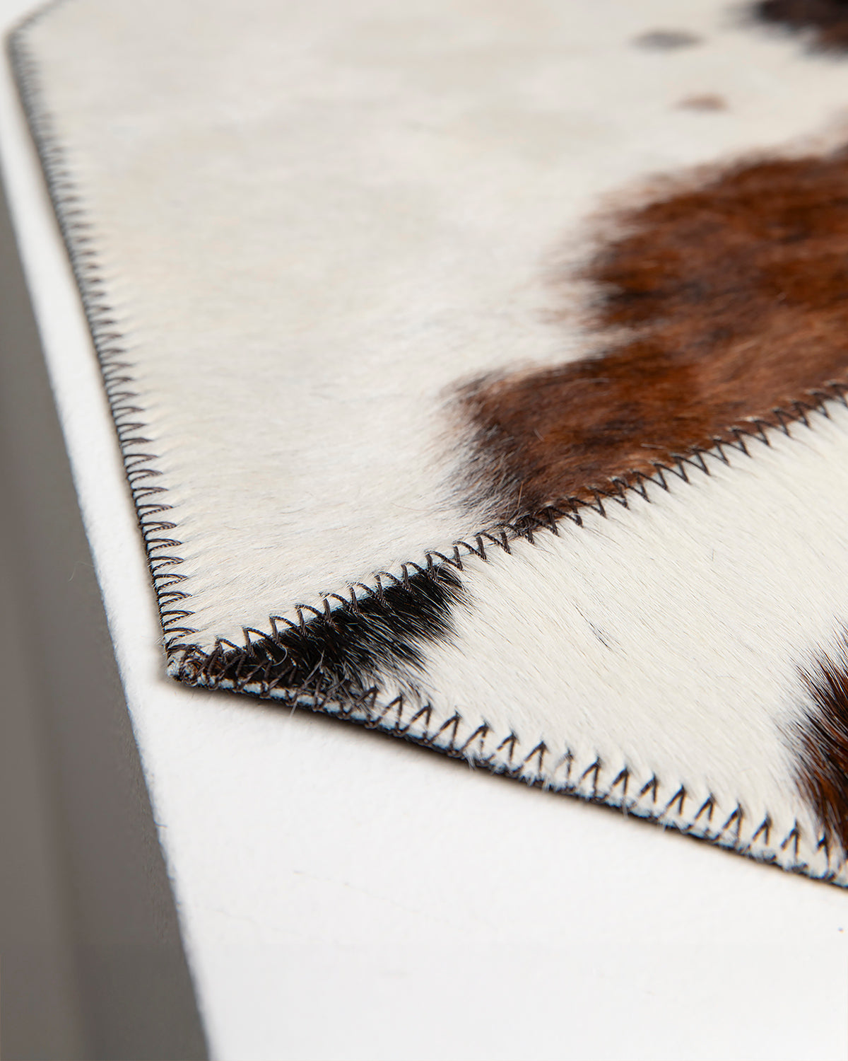 DAVID COWHIDE PLACEMAT | פלייסמט לקערות לכלבים וחתולים