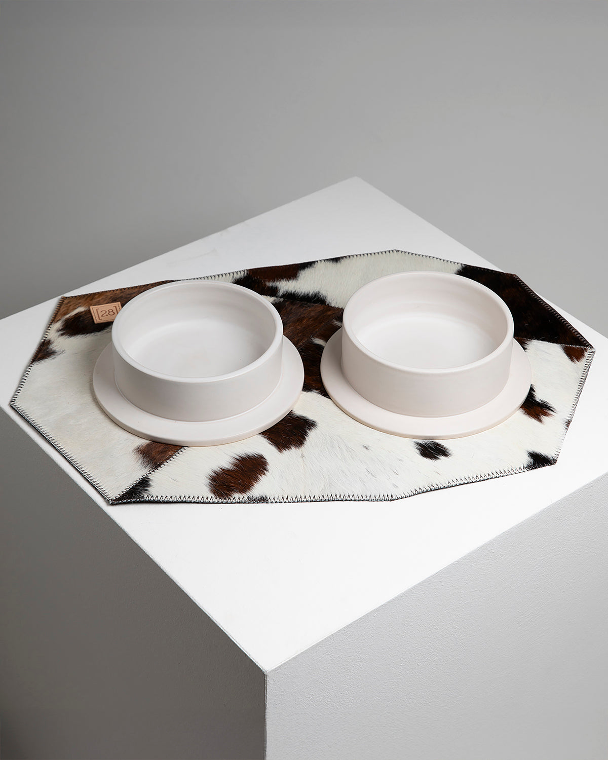 DAVID COWHIDE PLACEMAT | פלייסמט לקערות לכלבים וחתולים