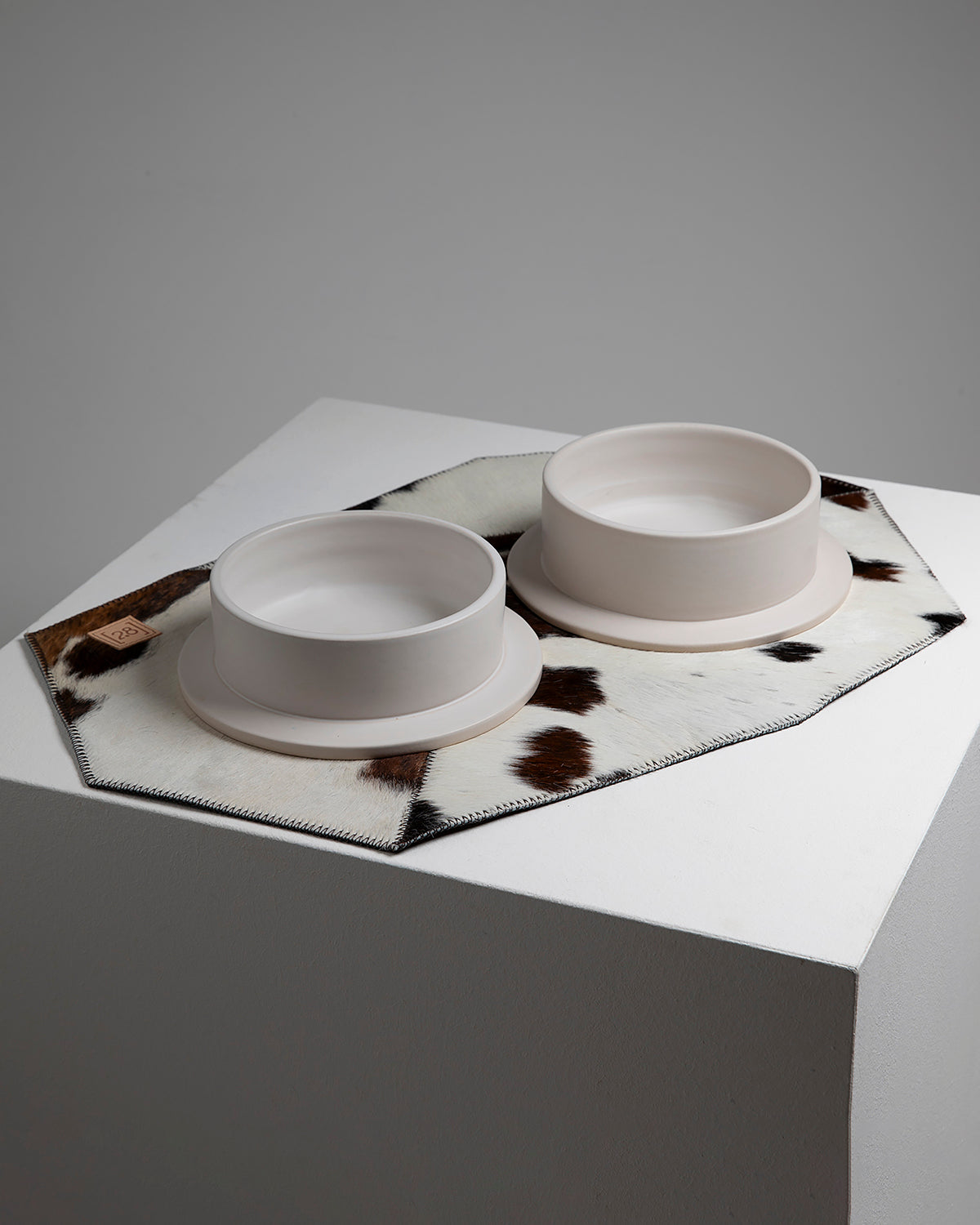 DAVID COWHIDE PLACEMAT | פלייסמט לקערות לכלבים וחתולים