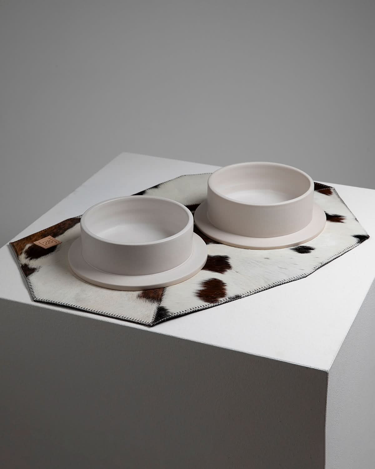 DAVID COWHIDE PLACEMAT | פלייסמט לקערות לכלבים וחתולים