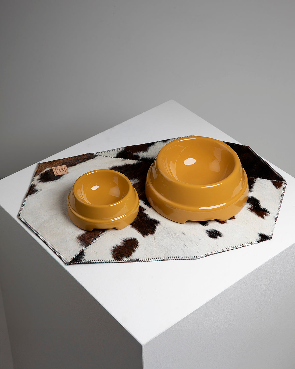 DAVID COWHIDE PLACEMAT | פלייסמט לקערות לכלבים וחתולים