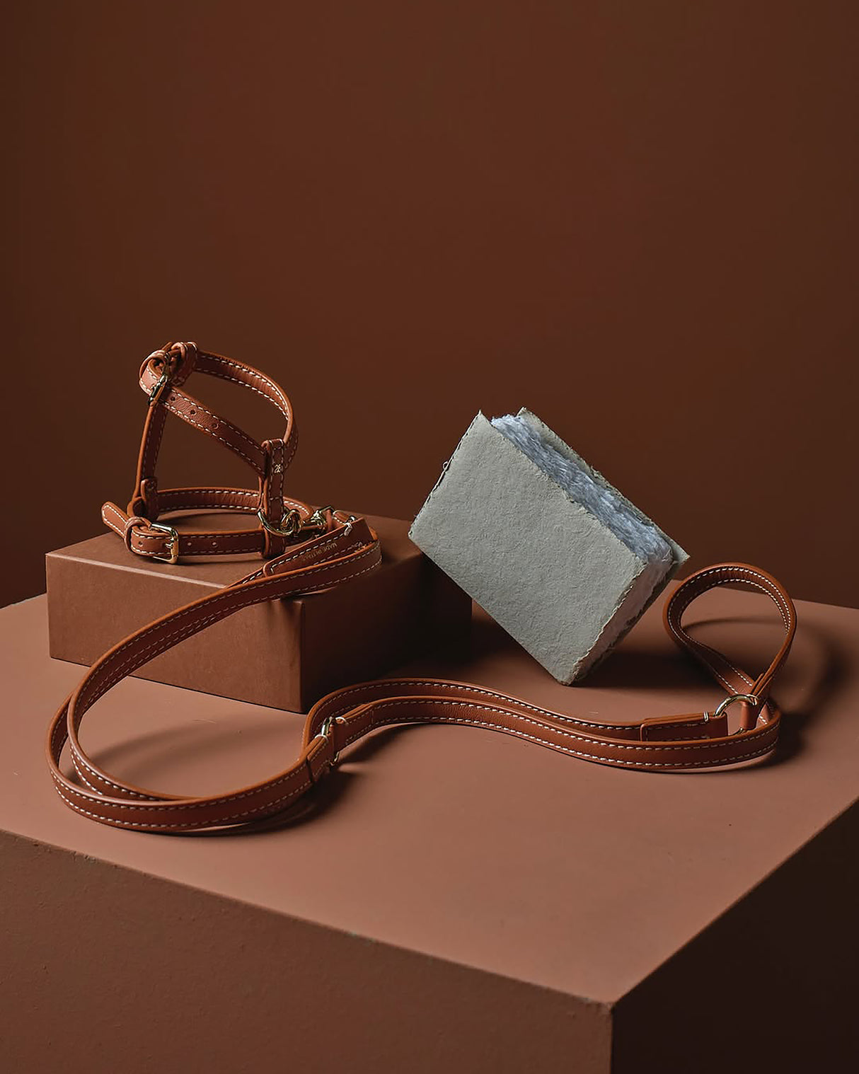 GABRIELE FREE-HANDS LONG LEATHER DOG LEAD | רצועת עור ארוכה ומתכווננת לכלבים