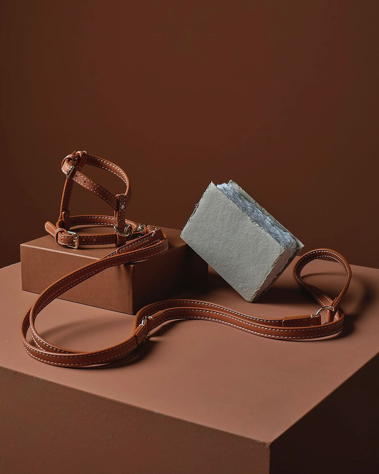 GABRIELE FREE-HANDS LONG LEATHER DOG LEASH | רצועת עור ארוכה ומתכווננת לכלבים