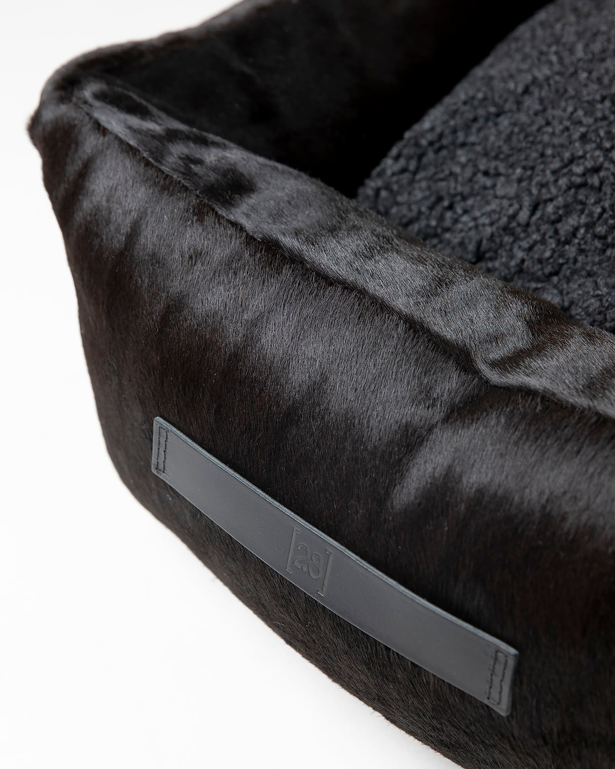 מיטת עור פרה הנרי | מיטה לכלב