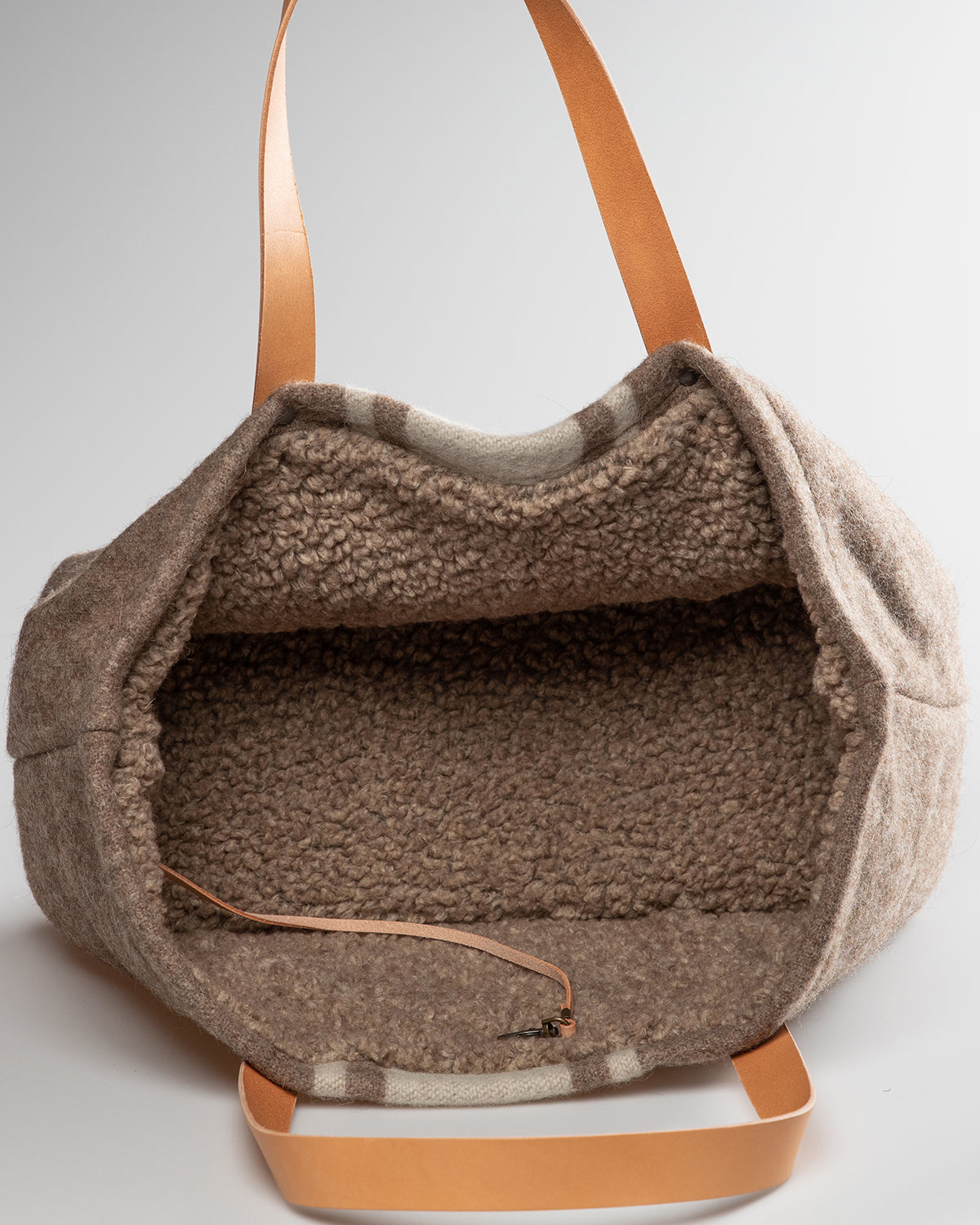 INGE RECYCLED WOOL BAG | תיק נשיאה לכלב