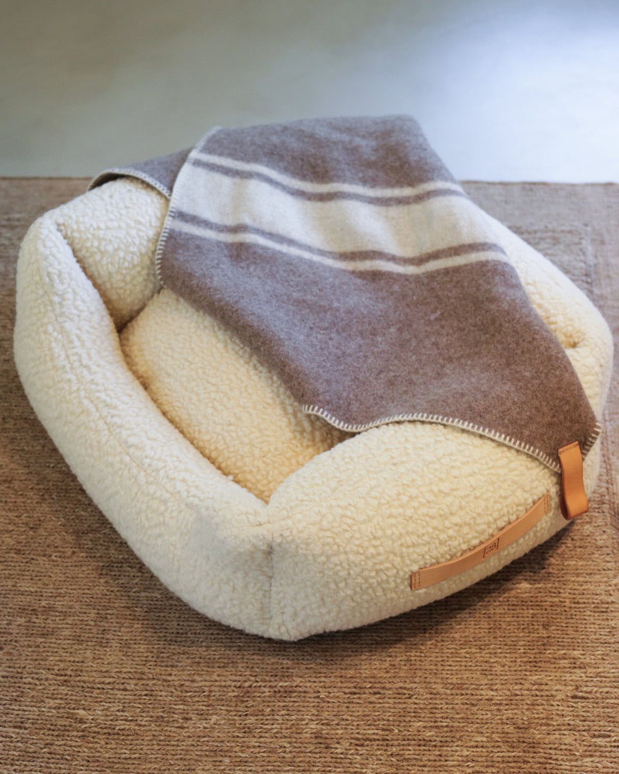 HENRI BOUCLÉ WOOL DOG BED | מיטה לכלב