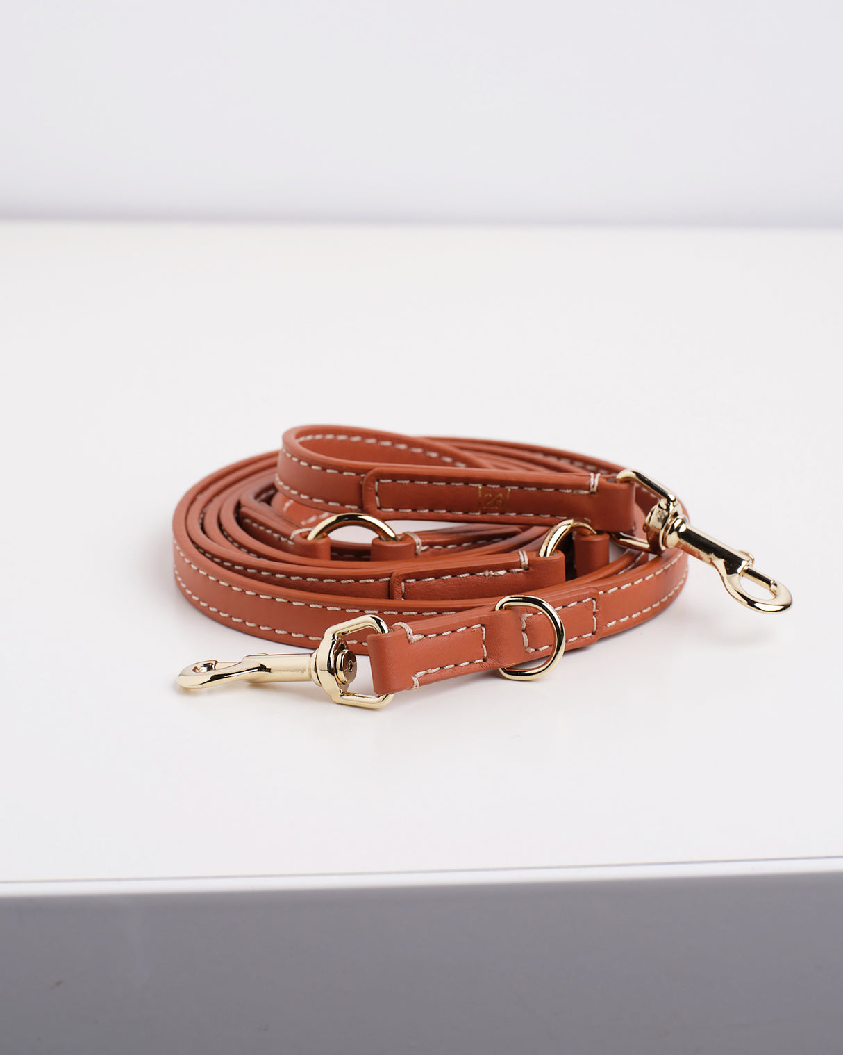 GABRIELE FREE-HANDS LONG LEATHER DOG LEAD | רצועת עור ארוכה ומתכווננת לכלבים