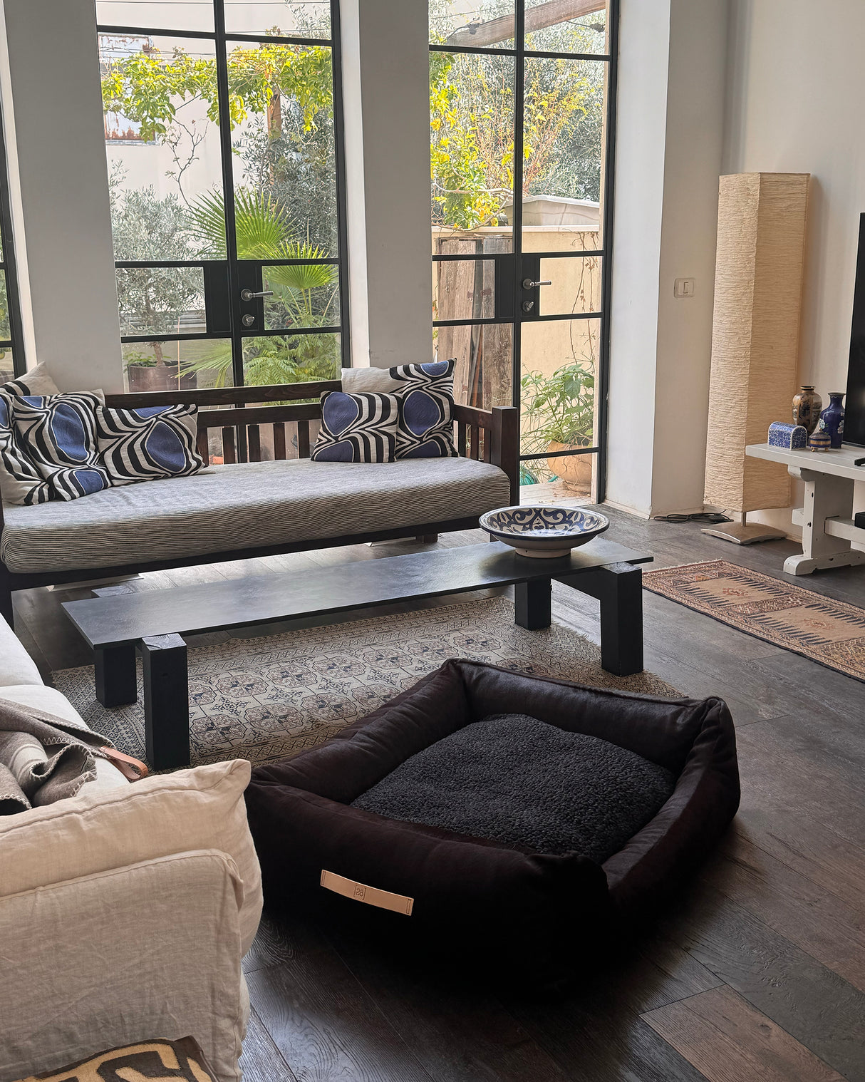 HENRI DARK COWHIDE BED | מיטה לכלב