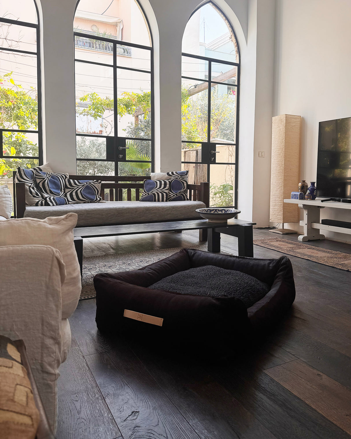 HENRI DARK COWHIDE BED | מיטה לכלב