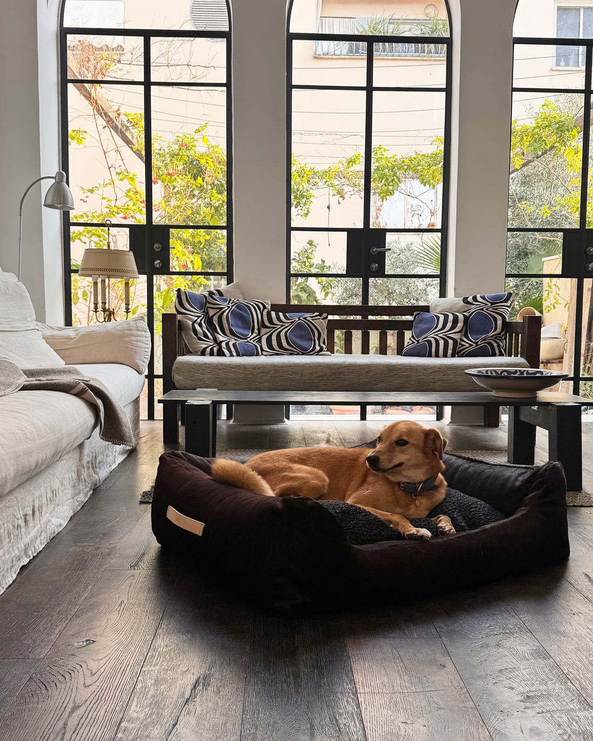 HENRI DARK COWHIDE BED | מיטה לכלב