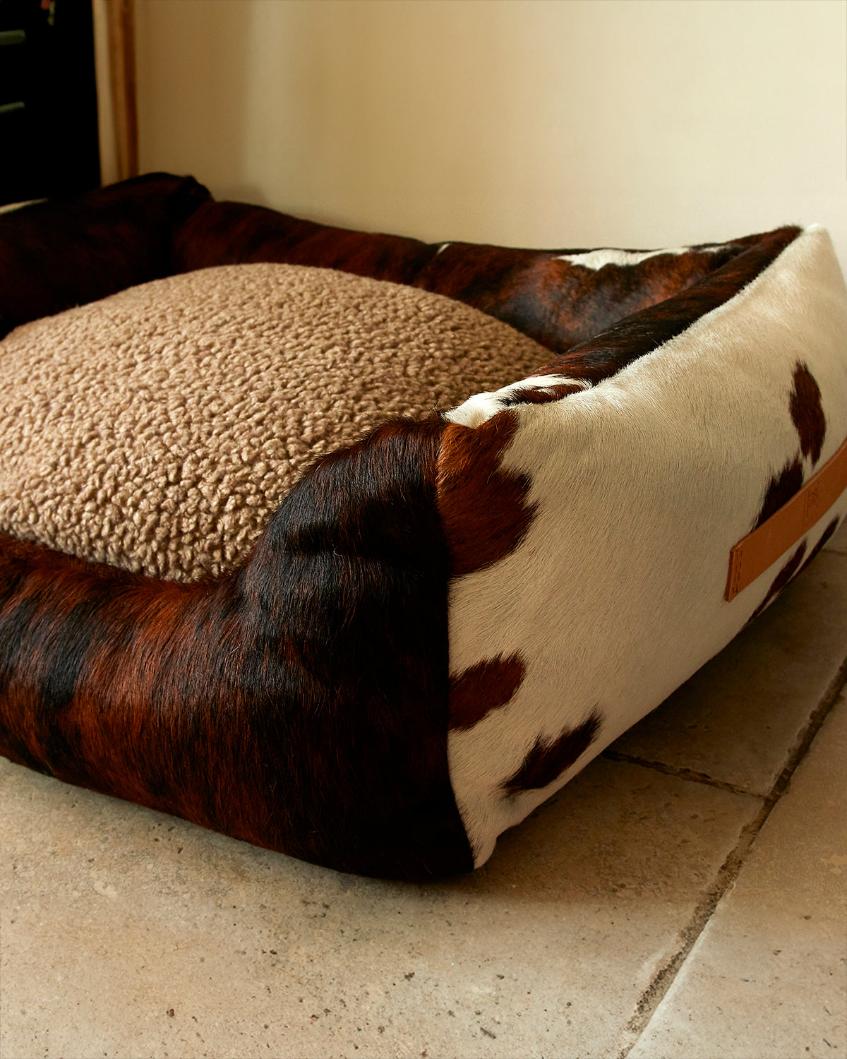 HENRI COWHIDE BED | מיטה לכלב