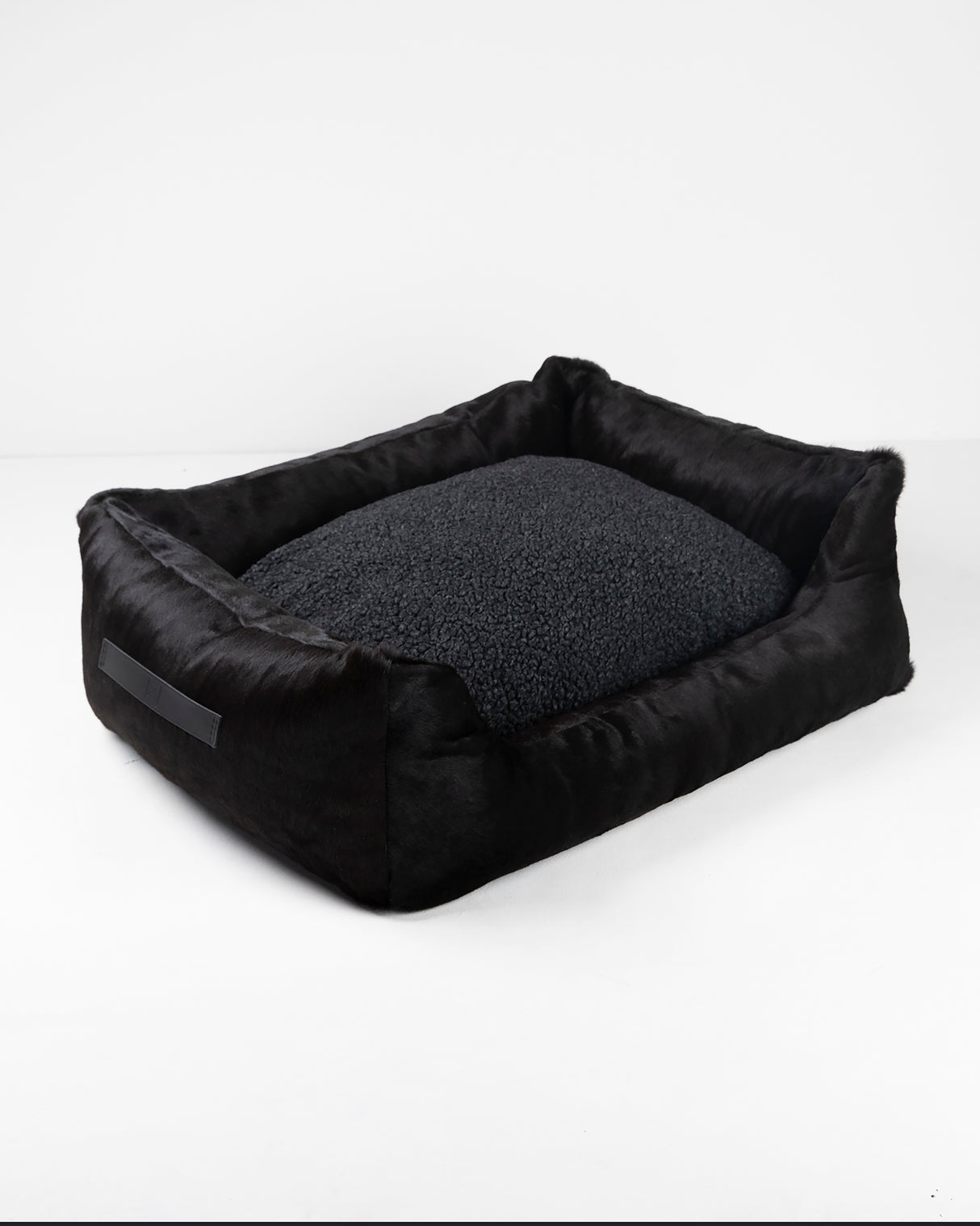 מיטת עור פרה הנרי | מיטה לכלב