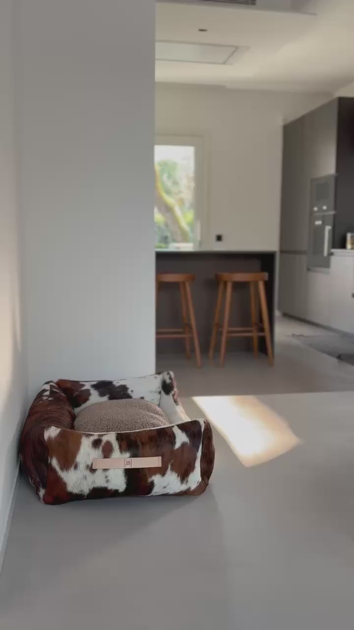 מיטה לכלב מעור קאוהייד איטלקי | HENRI DOG BED