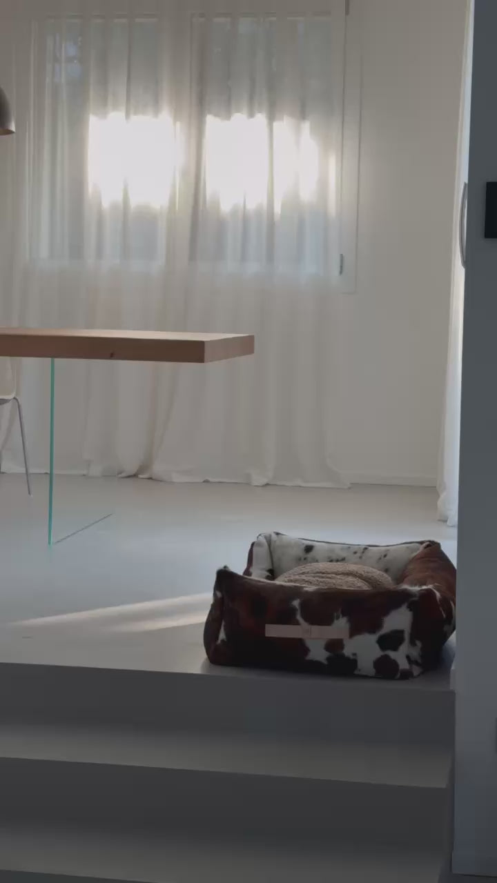 מיטה לכלב מעור קאוהייד איטלקי | HENRI DOG BED